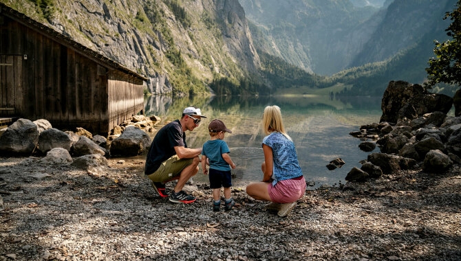 Familie am Königssee im Berchtesgadener Land mit kleiner Hütte direkt am See.