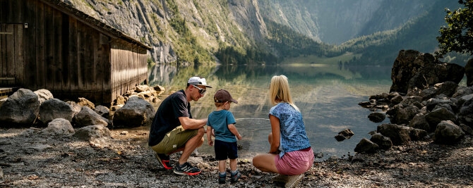 Familie am Königssee im Berchtesgadener Land mit kleiner Hütte direkt am See.