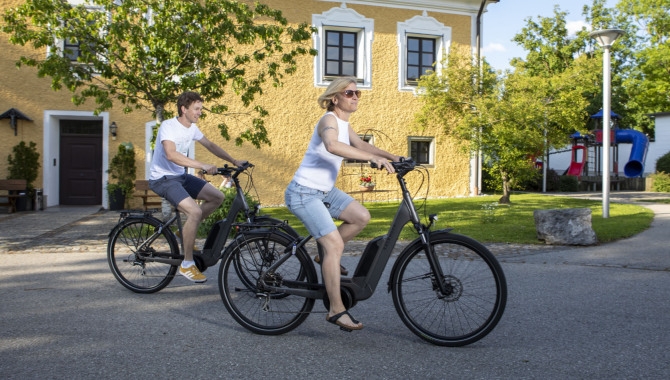 2 Personen auf dem Fahrrad
