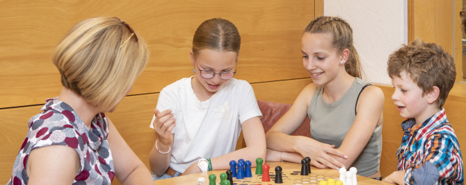 Drei-Generationen-Familie am Brettspiele spielen 