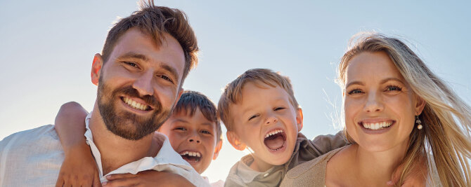 Familie 2 Erwachsene und 2 Kinder