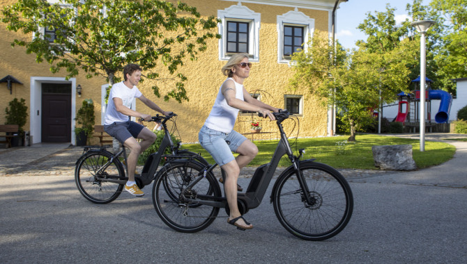 2 Personen auf dem Fahrrad