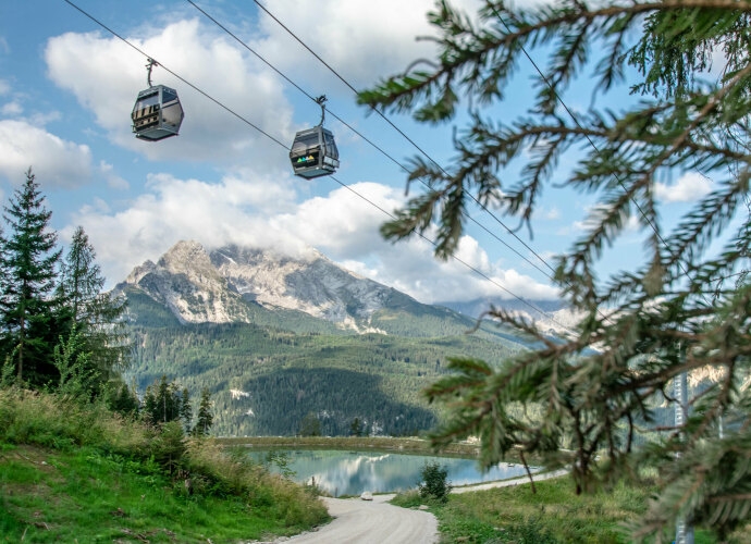 Jennerbahn Gondeln über dem Beschneiungsteich.