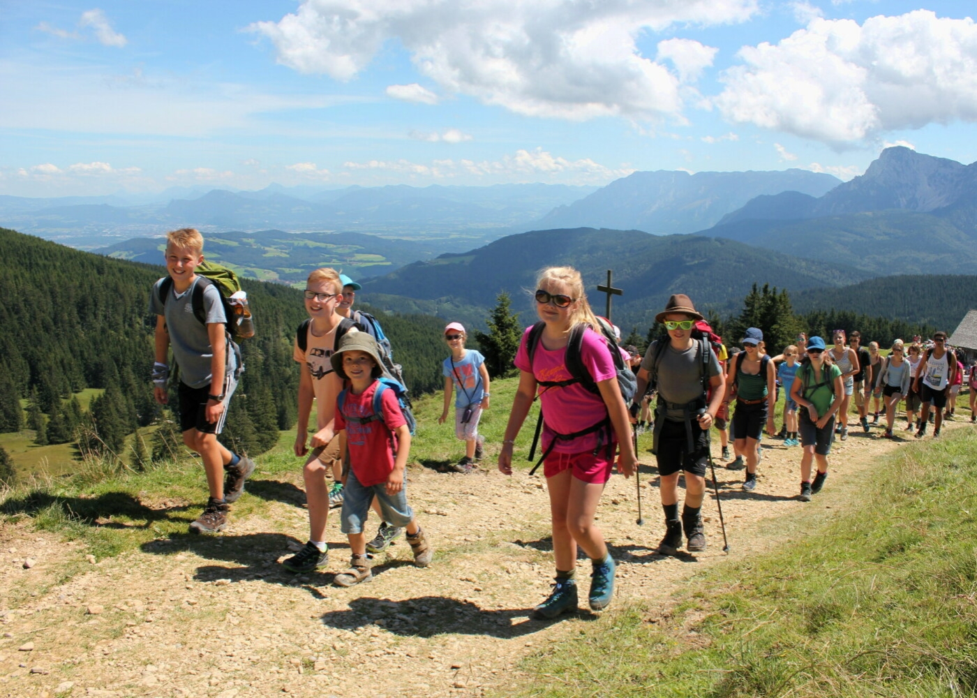 Große Gruppe aus verschiedenen Familien beim Wandern.